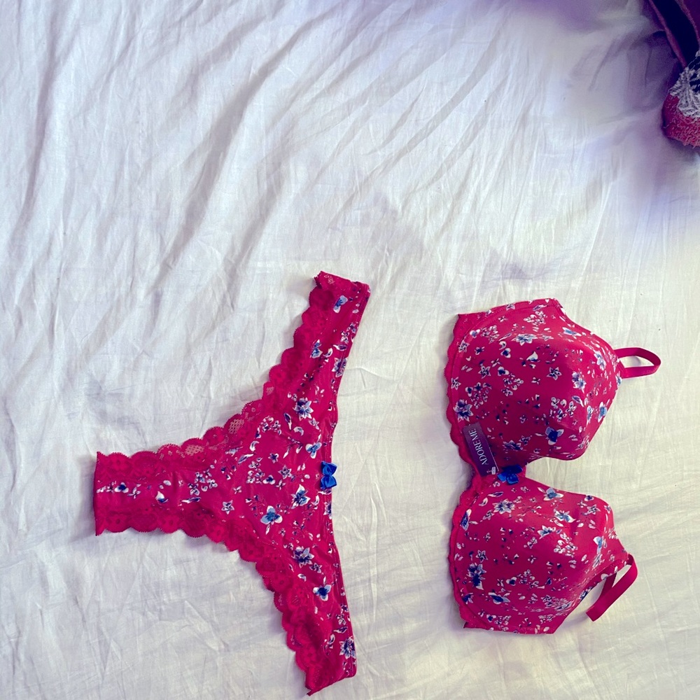 It’s a XL bra, thong set w/ blue and white flower